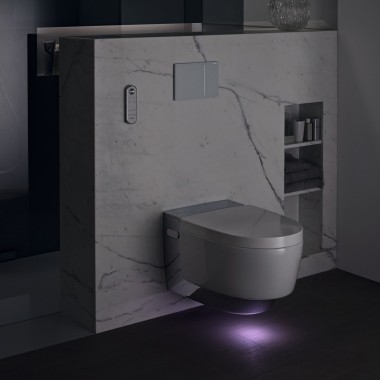 Geberit AquaClean Mera Comfort chrome with orientation light (© Geberit)