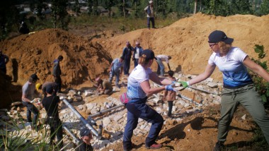 Zaměstnanci společnosti Geberit pokládají vodovodní potrubí pro nepálskou vesnickou komunitu (© Marcin Mossakowski)