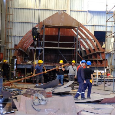 V loděnici ADA Yachting v Bodrumu je živo. Stavba jachty vyžaduje mnoho kvalifikovaných dělníků a trvá dobré dva roky. (© Serkan Ali Çiftçi)