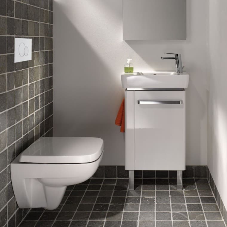 Nábytek je možné doplnit nožičkami. Nábytek je možné doplnit nožičkami.