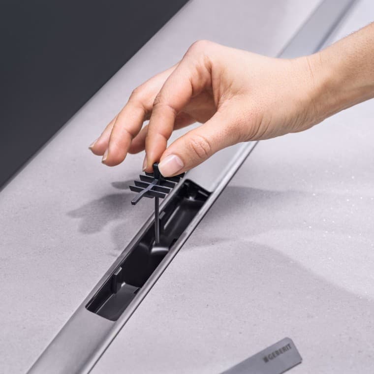 Ruční umístění hřebenové vložky do vývodu Ruční umístění hřebenové vložky do vývodu