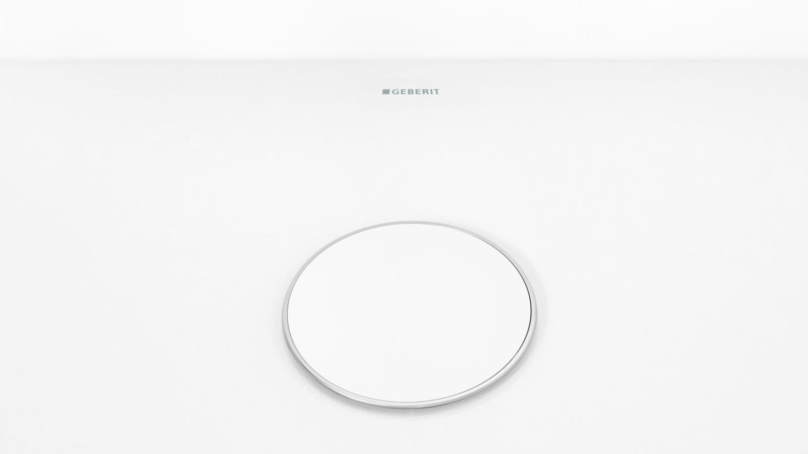 Kryt odpadního ventilu v bílé barvě s diskrétním chromovaným okrajem Kryt odpadního ventilu v bílé barvě s diskrétním chromovaným okrajem