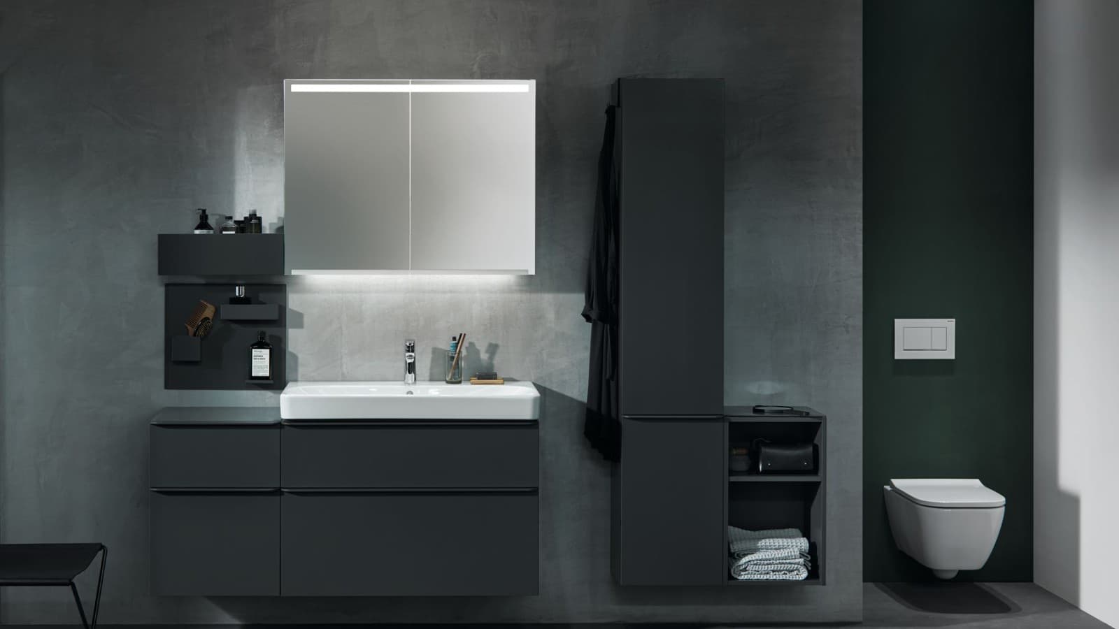 Závěsné WC Geberit Smyle Square instalované ve výklenku Závěsné WC Geberit Smyle Square instalované ve výklenku