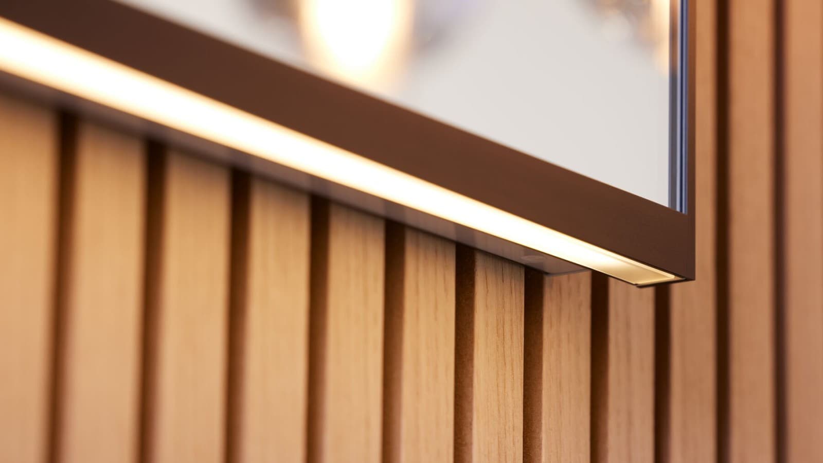 Geberit Option Plus Square 135 cm v černé matné barvě s nepřímým světelným proužkem (© Geberit) Geberit Option Plus Square 135 cm v černé matné barvě s nepřímým světelným proužkem (© Geberit)