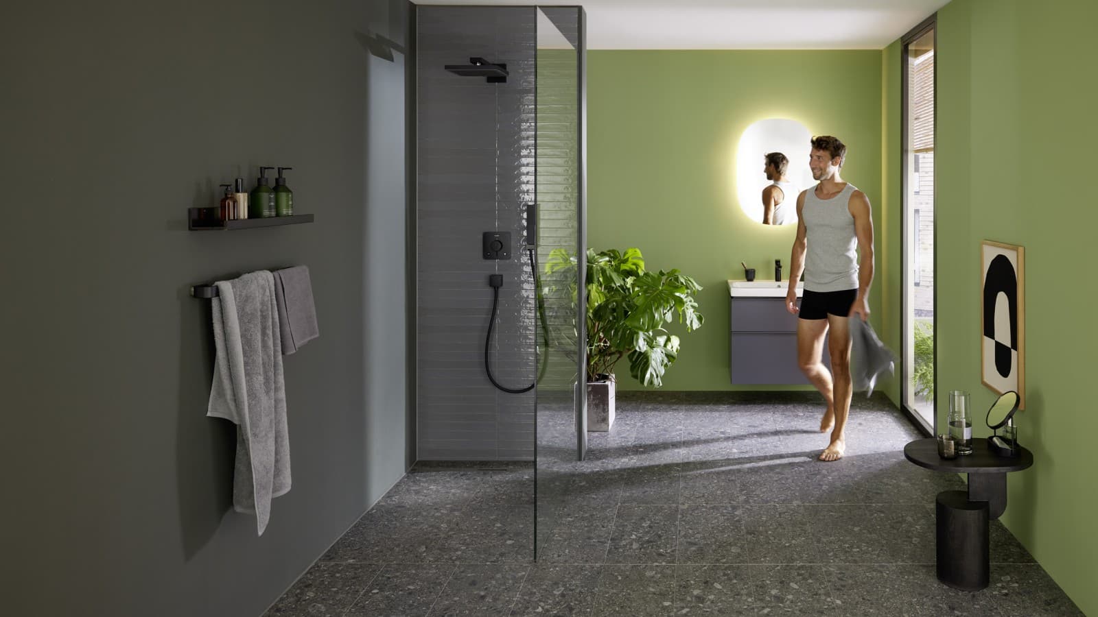 Muž v koupelně s Geberit CleanLine30 Muž v koupelně s Geberit CleanLine30