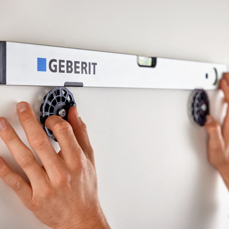Upevňování zrcadel FlexInstall (© Geberit) Upevňování zrcadel FlexInstall (© Geberit)