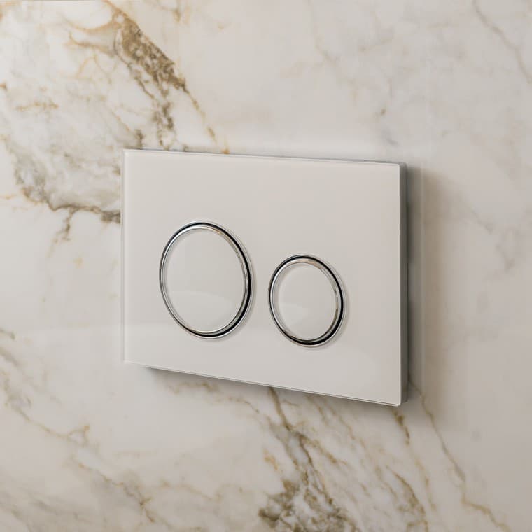 Bílá ovládací deska Geberit Sigma50 s designovými kroužky ve stříbrné barvě Bílá ovládací deska Geberit Sigma50 s designovými kroužky ve stříbrné barvě