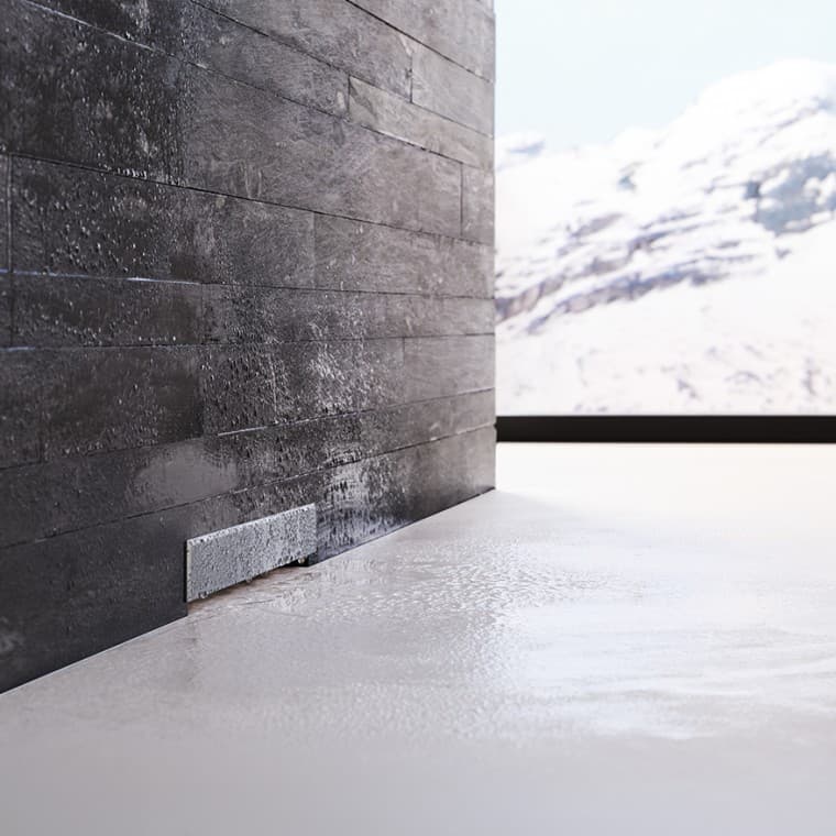 Nástěnný odtok Geberit v černé cihlové zdi Nástěnný odtok Geberit v černé cihlové zdi