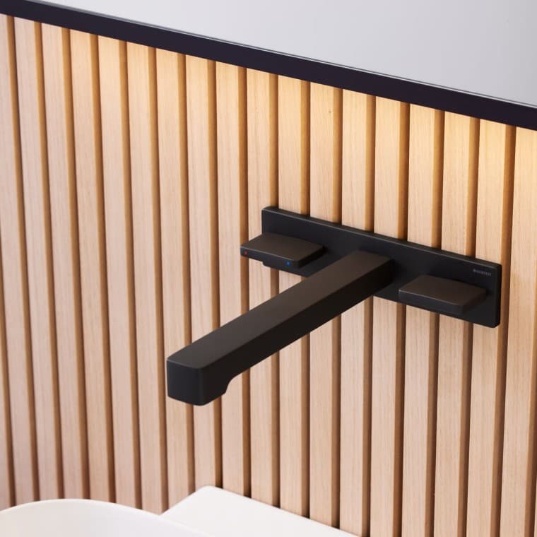 Hranatá nástěnná baterie Geberit ONE v matně černé Hranatá nástěnná baterie Geberit ONE v matně černé