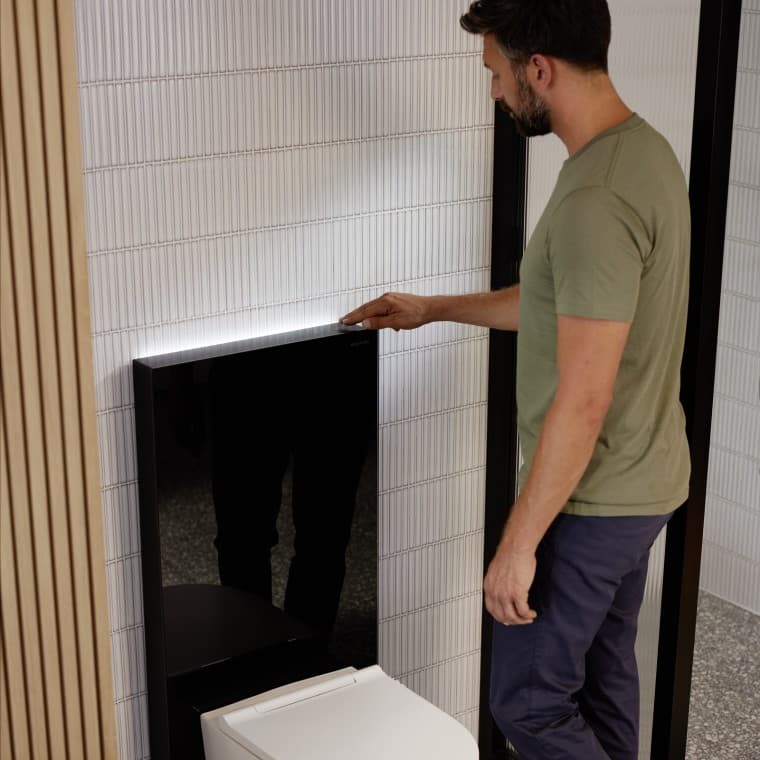 Muž vedle sanitárního modulu Geberit Monolith Plus Muž vedle sanitárního modulu Geberit Monolith Plus