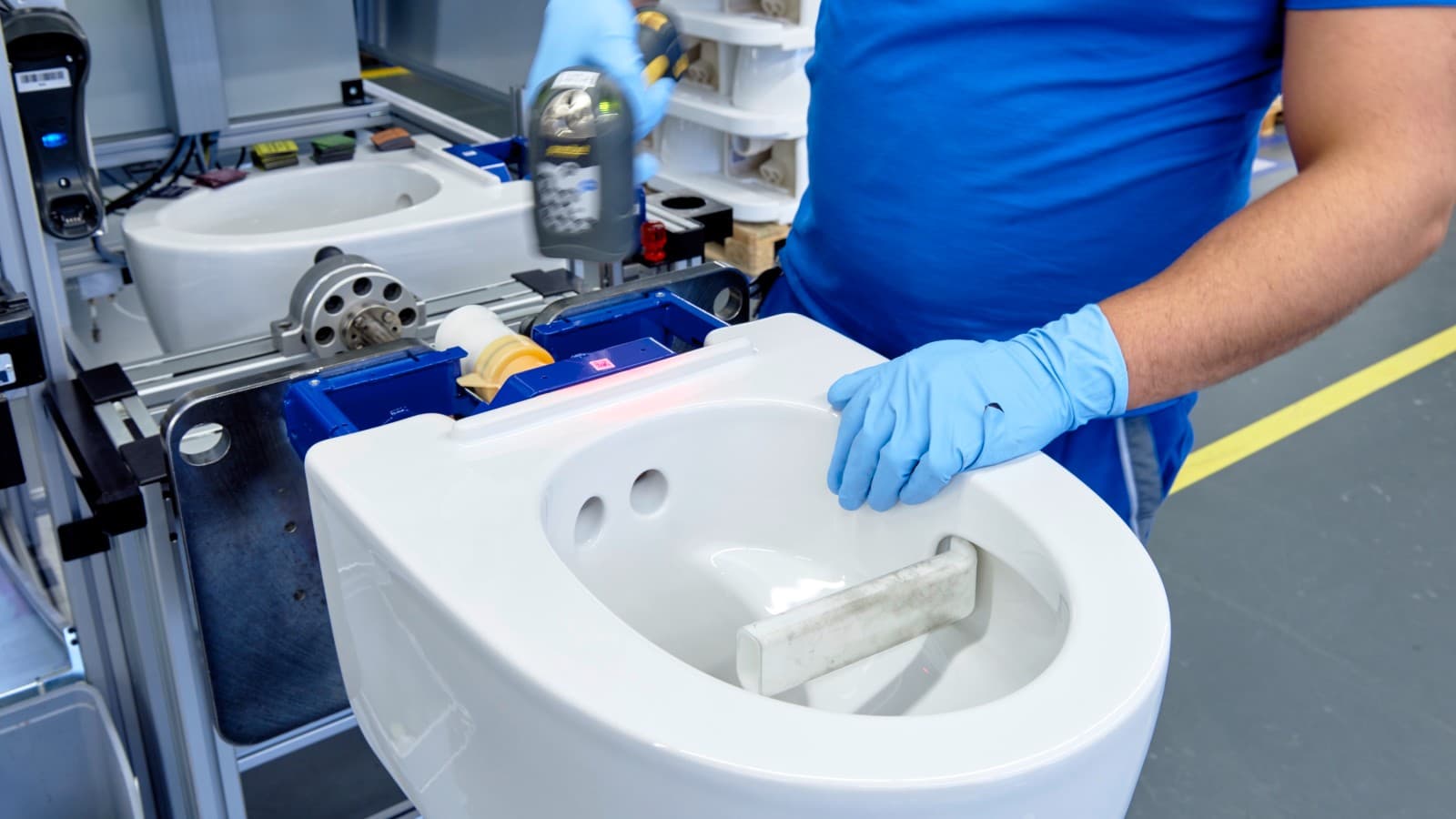 Zaměstnanec Geberitu pracuje v Joně na sprchovací toaletě Geberit AquaClean Mera Zaměstnanec Geberitu pracuje v Joně na sprchovací toaletě Geberit AquaClean Mera