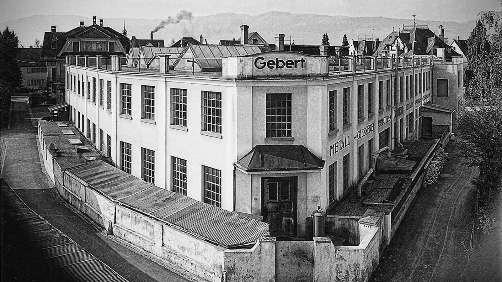První výrobna společnosti Geberit v Rapperswilu ve 20. letech 20. století. První výrobna společnosti Geberit v Rapperswilu ve 20. letech 20. století.