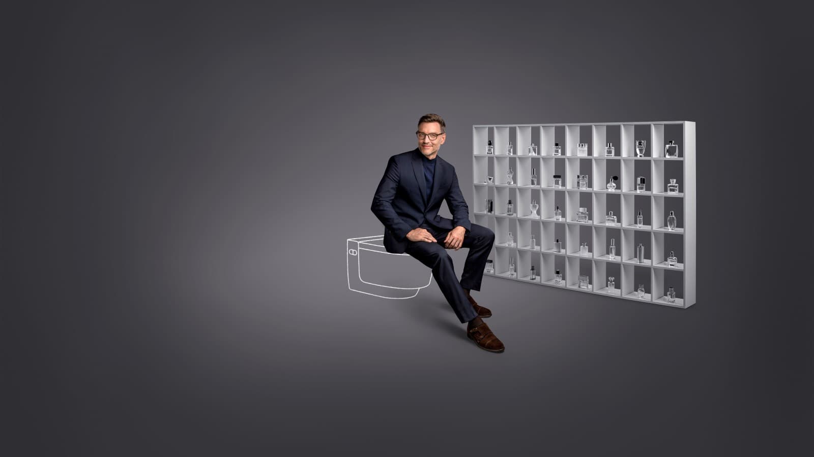 Michal sedí na sprchovací toaletě Geberit AquaClean Mera. Michal sedí na sprchovací toaletě Geberit AquaClean Mera.