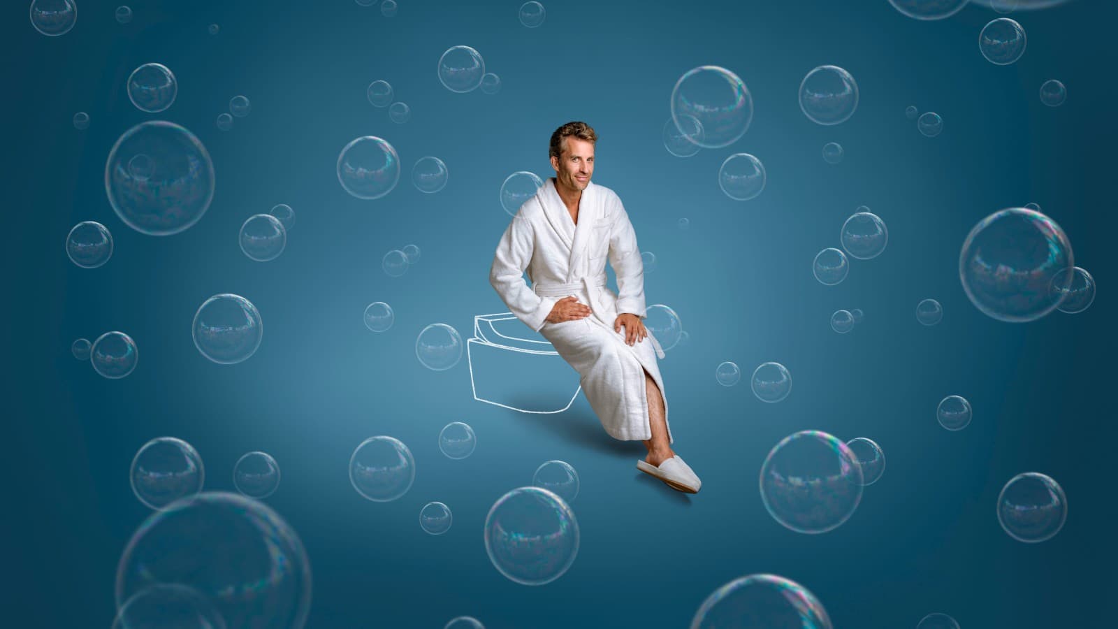 Tomáš sedí na sprchovací toaletě Geberit AquaClean Tuma. Tomáš sedí na sprchovací toaletě Geberit AquaClean Tuma.