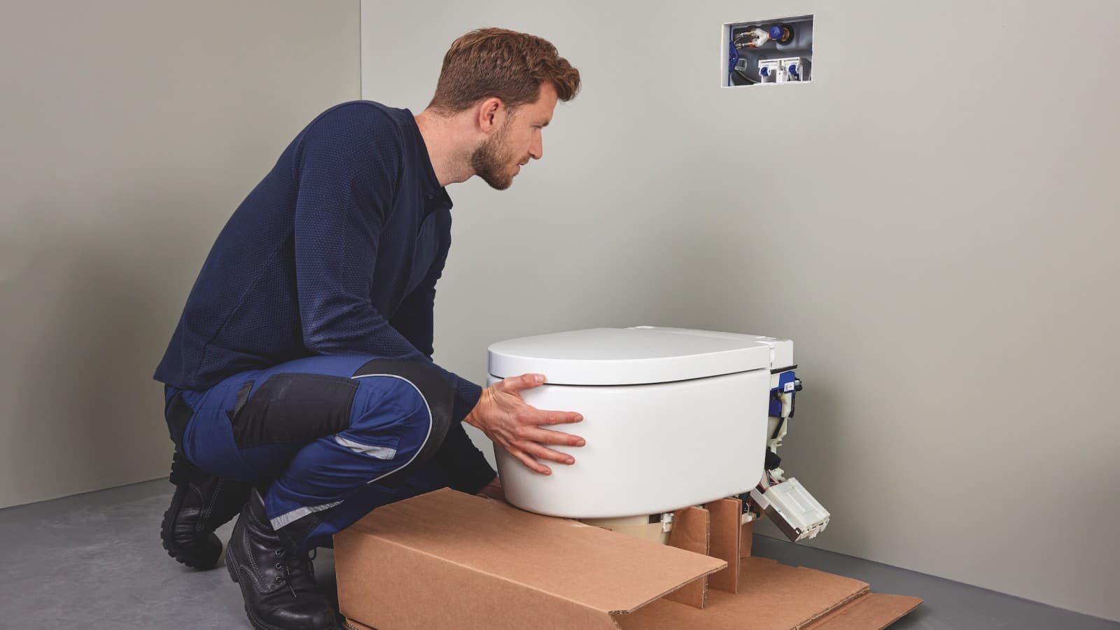Sanitární technik instaluje sprchovací toaletu Geberit AquaClean Sela Sanitární technik instaluje sprchovací toaletu Geberit AquaClean Sela