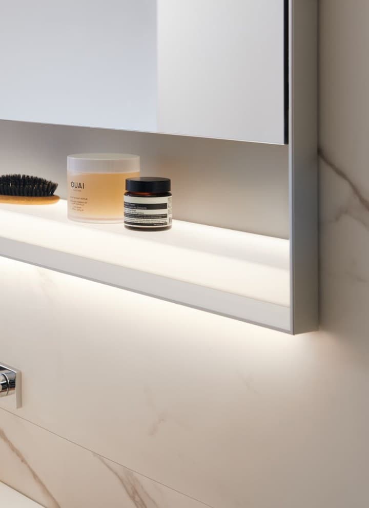 Zrcadlová skříňka Geberit ONE z eloxovaného hliníku Zrcadlová skříňka Geberit ONE z eloxovaného hliníku