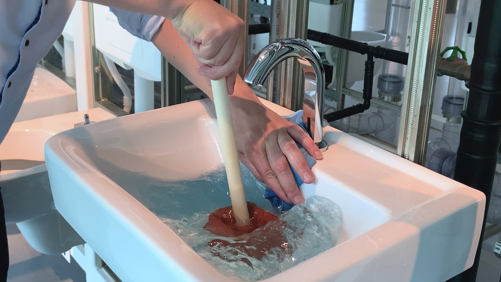 Zakryjte přepadový otvor hadrem Zakryjte přepadový otvor hadrem