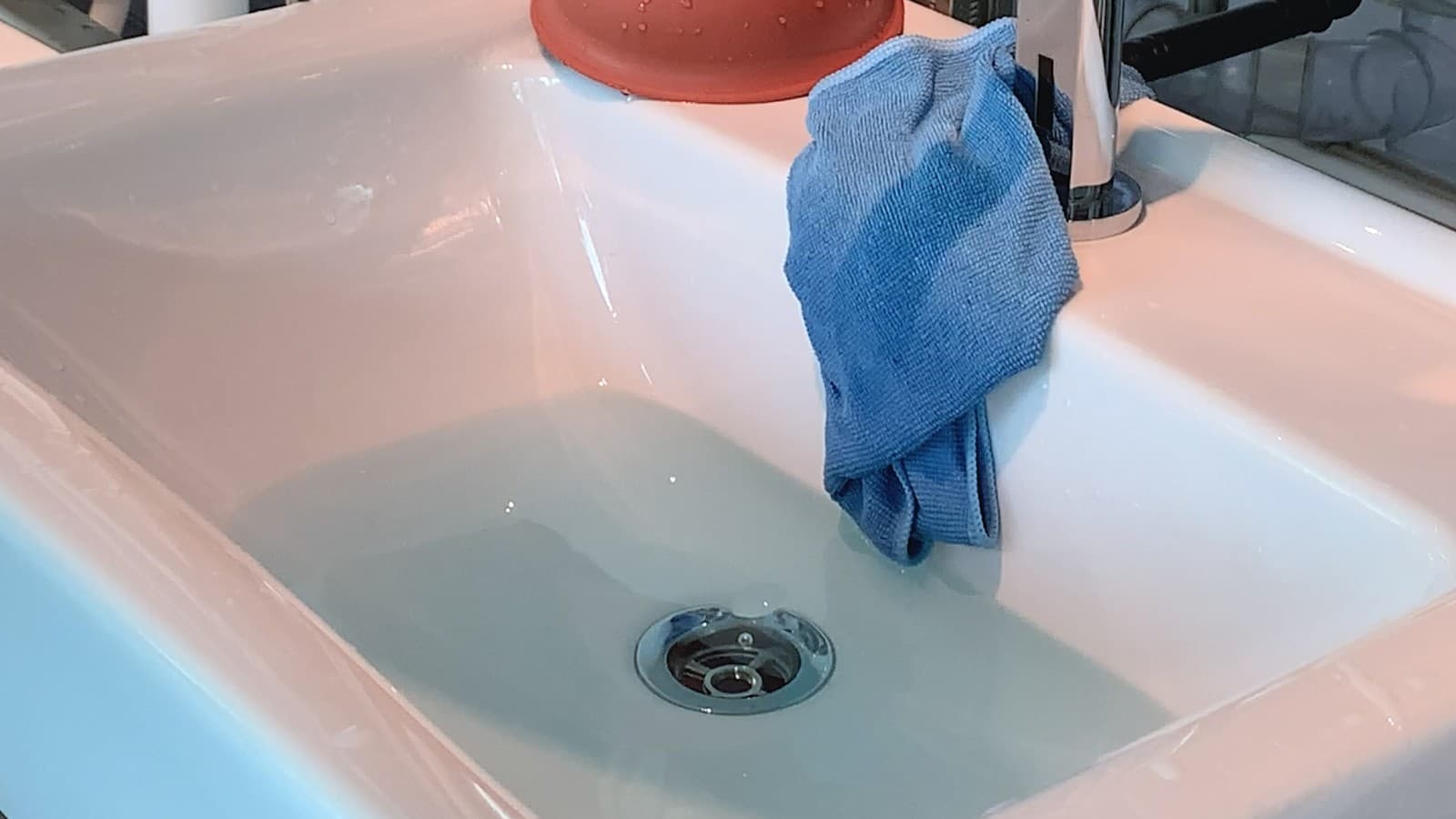 Voda z umyvadla odtéká Voda z umyvadla odtéká