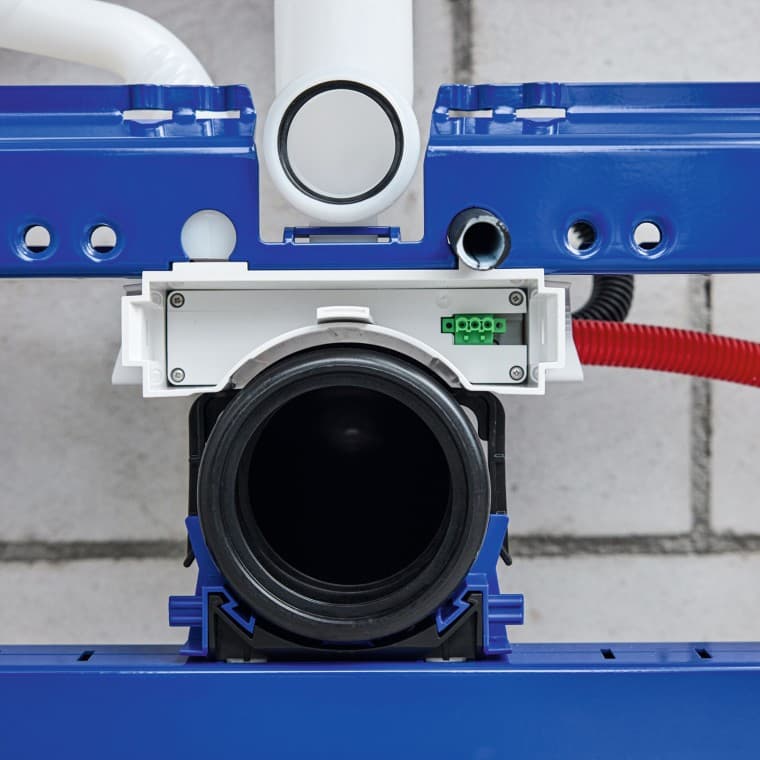 Elektrotechnik nainstaluje elektrické potrubí a připojí mezilehlé dno k napájecímu systému. Elektrotechnik nainstaluje elektrické potrubí a připojí mezilehlé dno k napájecímu systému.