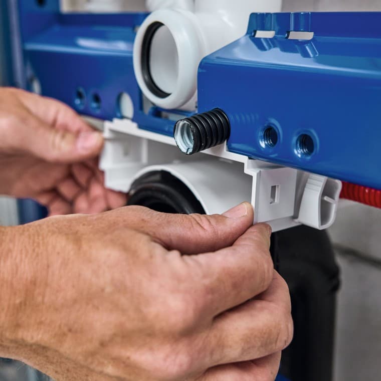 Sanitární technik instaluje instalační prvek pro WC a kryt Geberit Power & Connect Box. Sanitární technik instaluje instalační prvek pro WC a kryt Geberit Power & Connect Box.