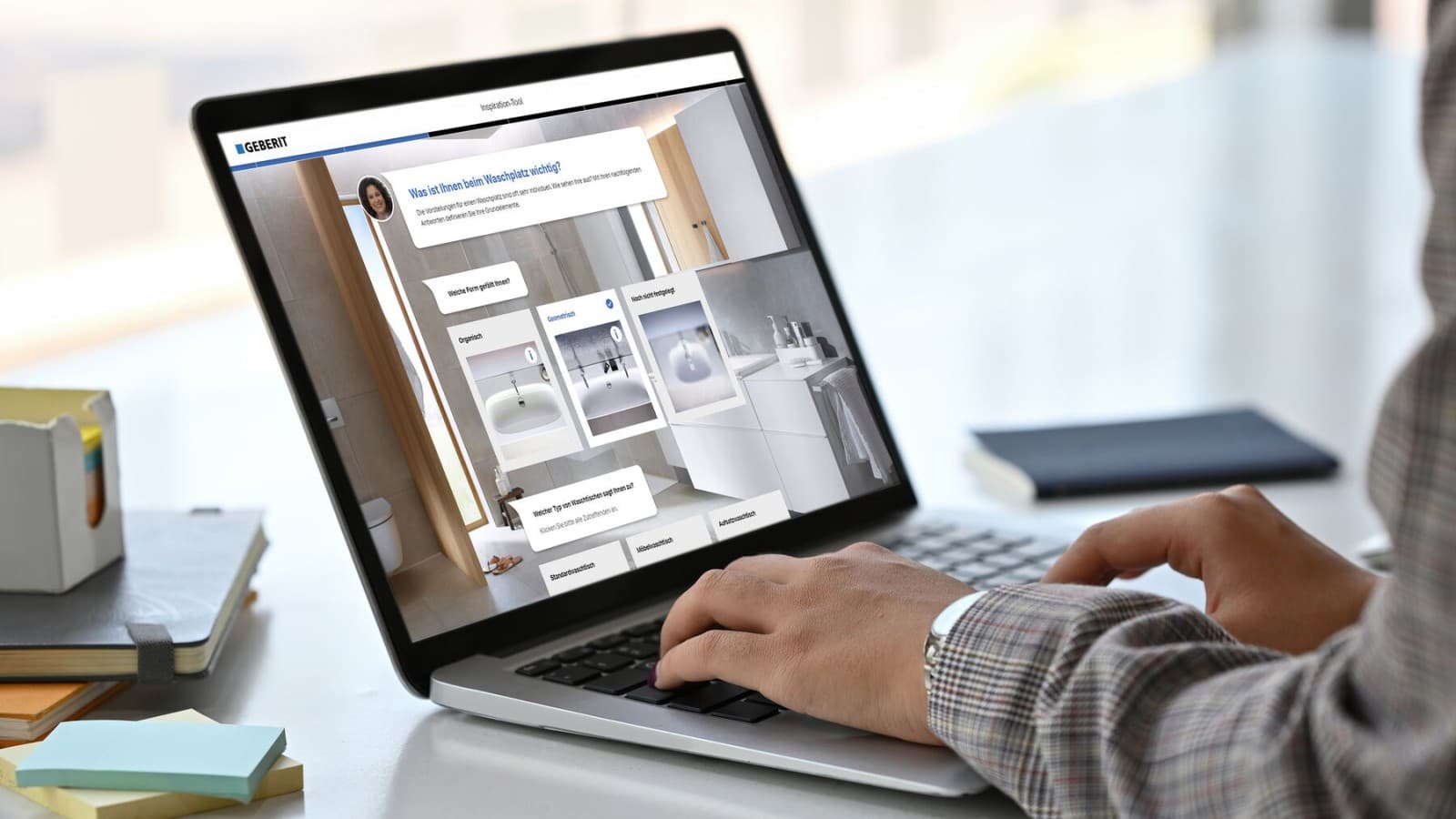 Notebook se snímkem obrazovky z nástroje Geberit Inspirace Notebook se snímkem obrazovky z nástroje Geberit Inspirace