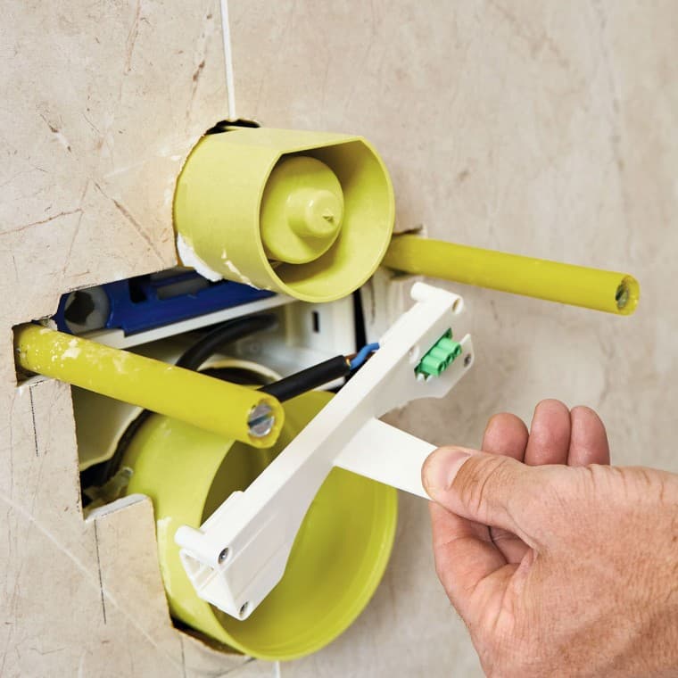 Alternativně: Instalace mezipodlahy v rozvodné skříni Power & Connect Box elektrotechnikem po obložení. Alternativně: Instalace mezipodlahy v rozvodné skříni Power & Connect Box elektrotechnikem po obložení.