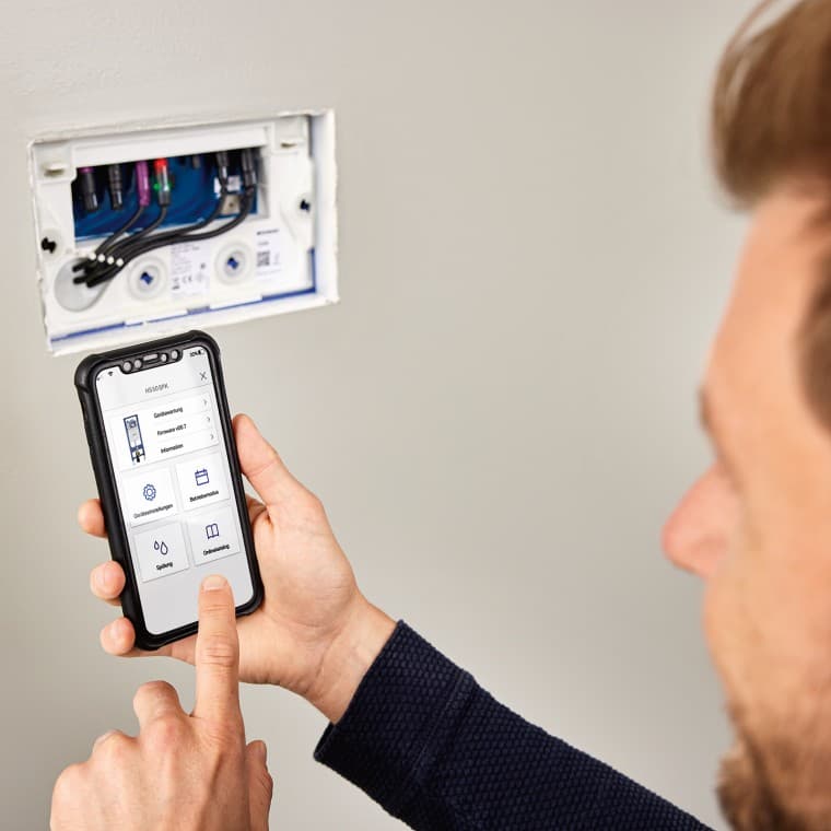 Nastavení hygienického proplachovače Geberit HS30 ve skryté splachovací nádržce prostřednictvím aplikace Geberit Control. (© Geberit) Nastavení hygienického proplachovače Geberit HS30 ve skryté splachovací nádržce prostřednictvím aplikace Geberit Control. (© Geberit)