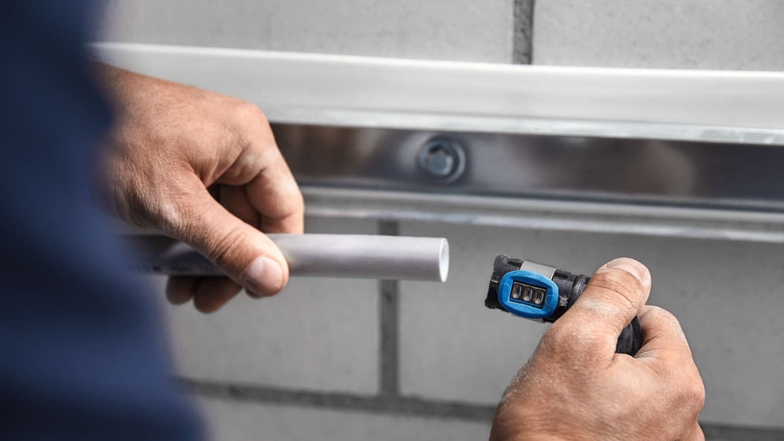 Tvarovku Geberit FlowFit lze po uříznutí na požadovanou délku namontovat přímo. Tvarovku Geberit FlowFit lze po uříznutí na požadovanou délku namontovat přímo.