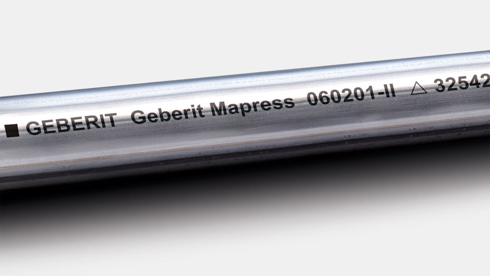 Černý štítek označuje systémové trubky Geberit Mapress z nerezové oceli CrNiMo Černý štítek označuje systémové trubky Geberit Mapress z nerezové oceli CrNiMo
