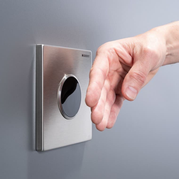 Bezdotykové ovládání splachování pisoáru s infračervenou detekcí uživatele umožňuje programování dle potřeb a spolehlivé ovládání splachování Bezdotykové ovládání splachování pisoáru s infračervenou detekcí uživatele umožňuje programování dle potřeb a spolehlivé ovládání splachování